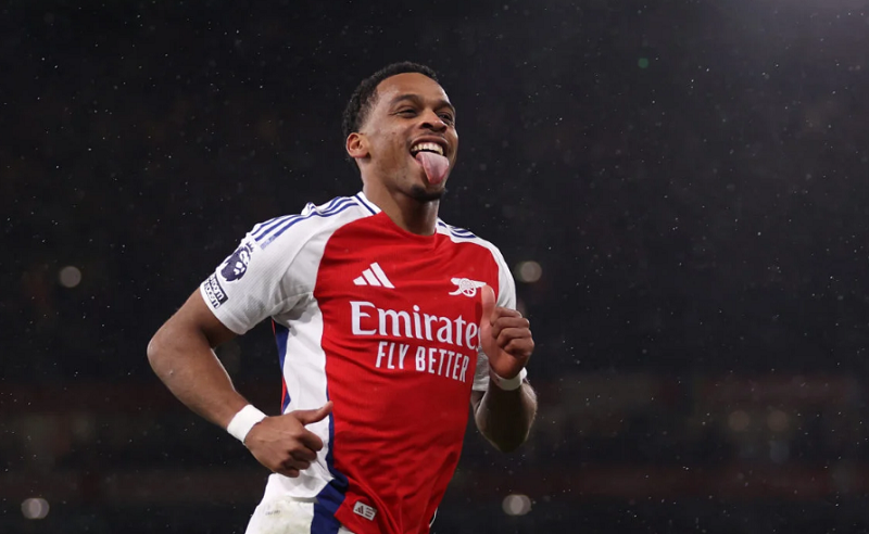 Gary Neville: ‘Jurrien Timber là hậu vệ cánh xuất sắc nhất Ngoại hạng Anh’